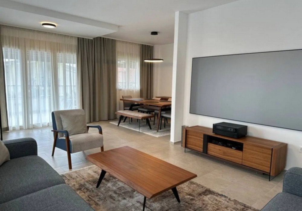 The city of Tivat, the center. Three-bedroom apartment with a private courtyardFirst floorThe house was built at the end of 2023The distance to the...