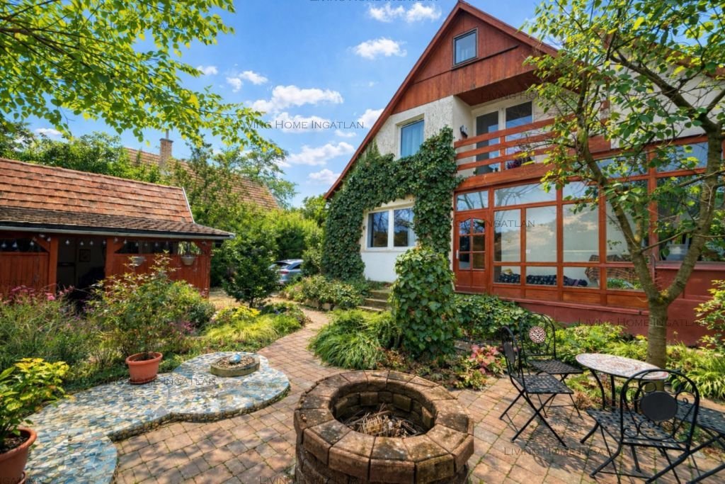 <p><strong>Természet közeli, különleges hangulatú otthon eladó Pilisborosjenőn!</strong></p>

<p>Nagykevélyre és az Ezüsthegyre panorámás, új építésű,