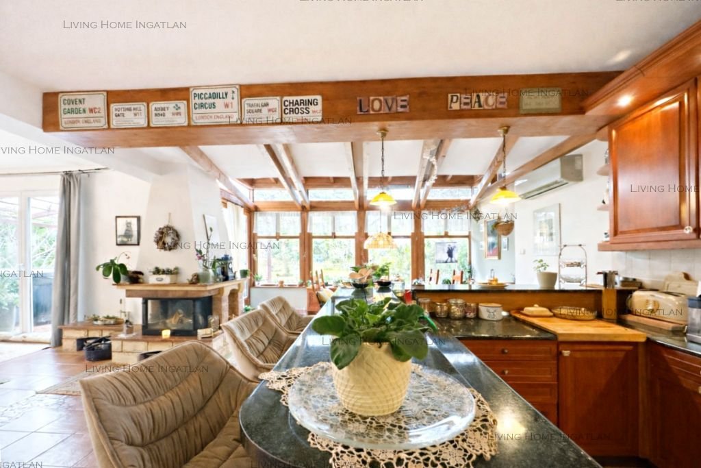 <p><strong>Természet közeli, különleges hangulatú otthon eladó Pilisborosjenőn!</strong></p>

<p>Nagykevélyre és az Ezüsthegyre panorámás, új építésű,