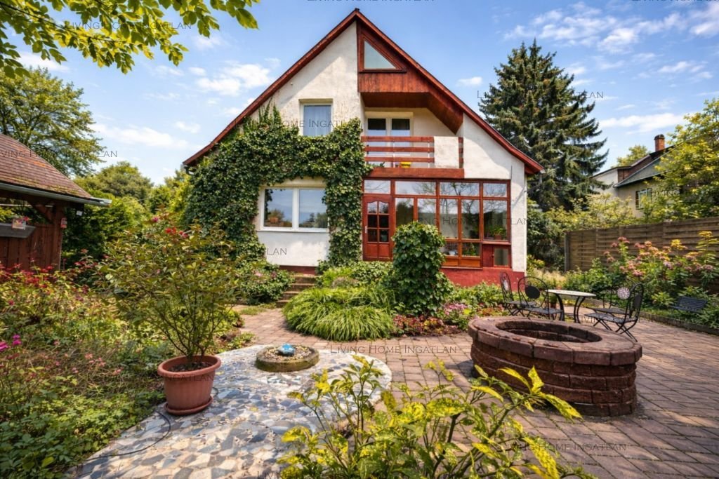 <p><strong>Természet közeli, különleges hangulatú otthon eladó Pilisborosjenőn!</strong></p>

<p>Nagykevélyre és az Ezüsthegyre panorámás, új építésű,