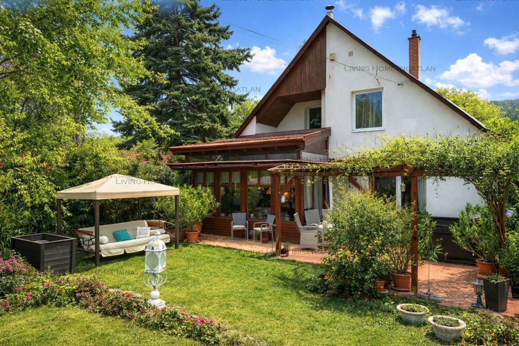 <p><strong>Természet közeli, különleges hangulatú otthon eladó Pilisborosjenőn!</strong></p>

<p>Nagykevélyre és az Ezüsthegyre panorámás, új építésű,