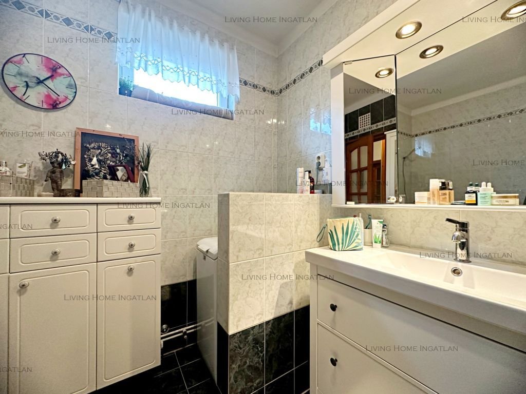 <p><strong>Természet közeli, különleges hangulatú otthon eladó Pilisborosjenőn!</strong></p>

<p>Nagykevélyre és az Ezüsthegyre panorámás, új építésű,