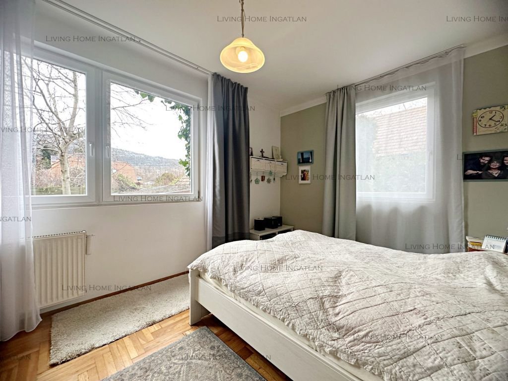 <p><strong>Természet közeli, különleges hangulatú otthon eladó Pilisborosjenőn!</strong></p>

<p>Nagykevélyre és az Ezüsthegyre panorámás, új építésű,