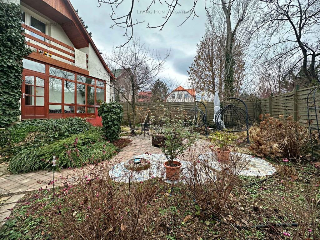 <p><strong>Természet közeli, különleges hangulatú otthon eladó Pilisborosjenőn!</strong></p>

<p>Nagykevélyre és az Ezüsthegyre panorámás, új építésű,