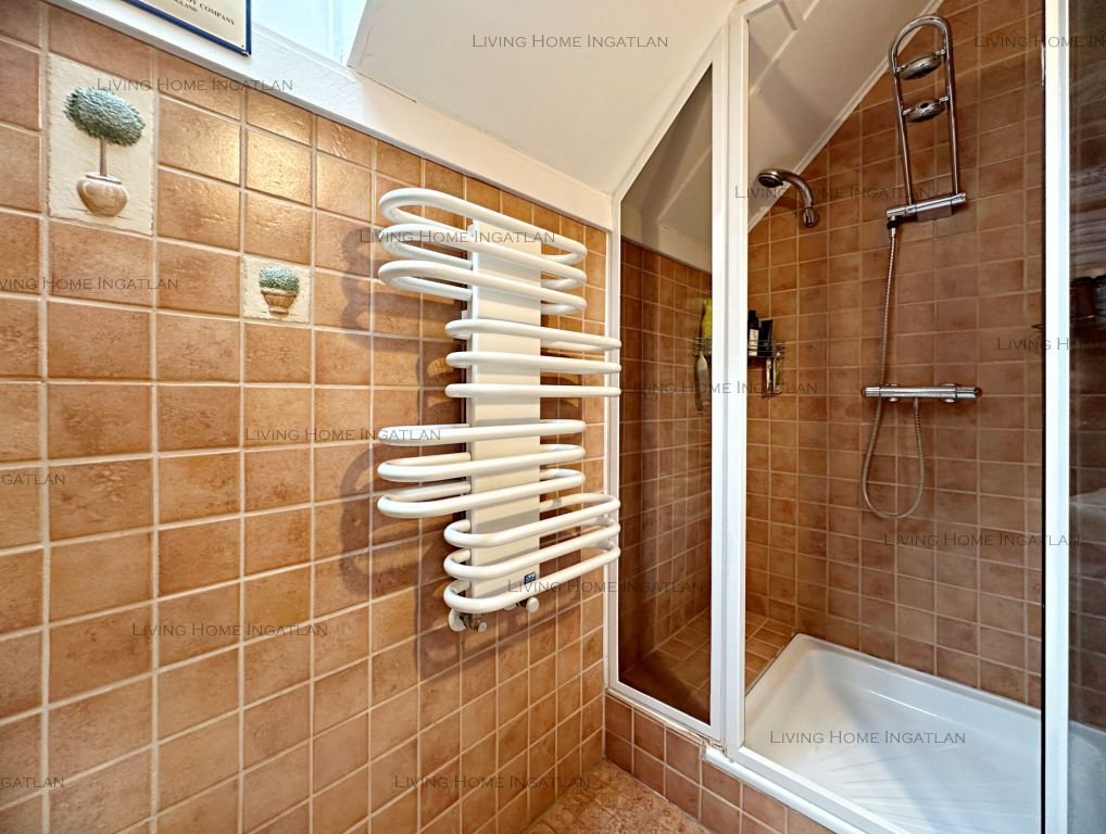 <p><strong>Természet közeli, különleges hangulatú otthon eladó Pilisborosjenőn!</strong></p>

<p>Nagykevélyre és az Ezüsthegyre panorámás, új építésű,