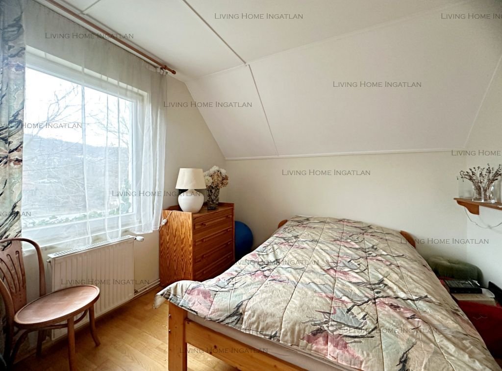 <p><strong>Természet közeli, különleges hangulatú otthon eladó Pilisborosjenőn!</strong></p>

<p>Nagykevélyre és az Ezüsthegyre panorámás, új építésű,