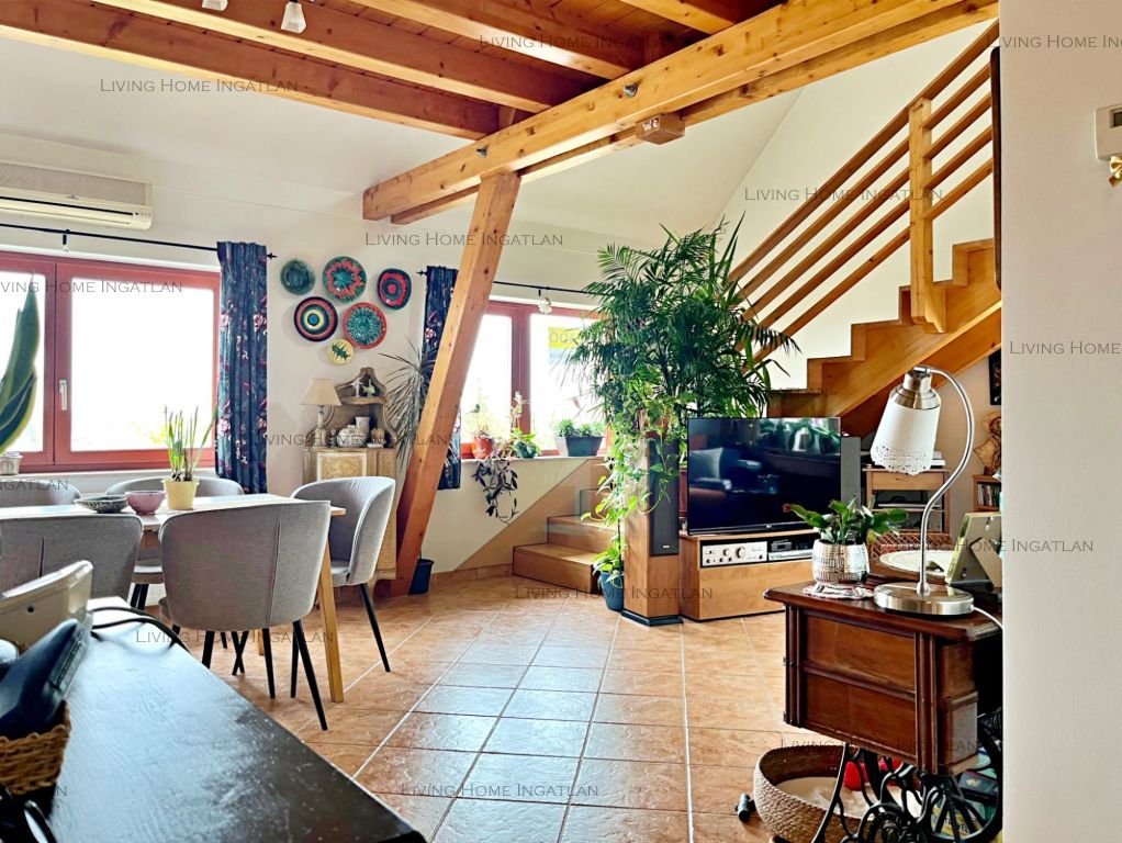 <p>Esztergomban 119 nm-es, belső kétszintes, panorámás lakás eladó.</p><p>Építés éve: 2005.</p><p>Az ingatlan kialakítása rendkívül praktikus és ig...