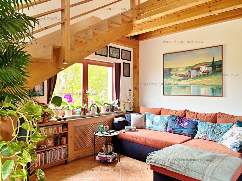 <p>Esztergomban 119 nm-es, belső kétszintes, panorámás lakás eladó.</p><p>Építés éve: 2005.</p><p>Az ingatlan kialakítása rendkívül praktikus és ig...