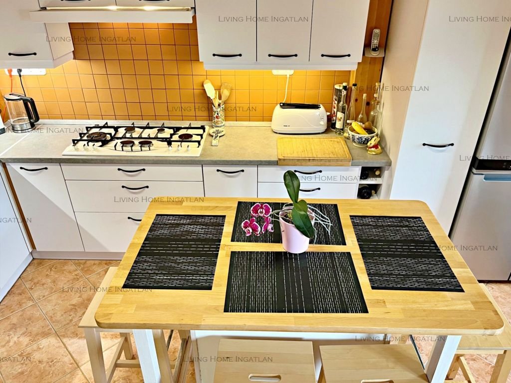 <p>Esztergomban 119 nm-es, belső kétszintes, panorámás lakás eladó.</p><p>Építés éve: 2005.</p><p>Az ingatlan kialakítása rendkívül praktikus és ig...