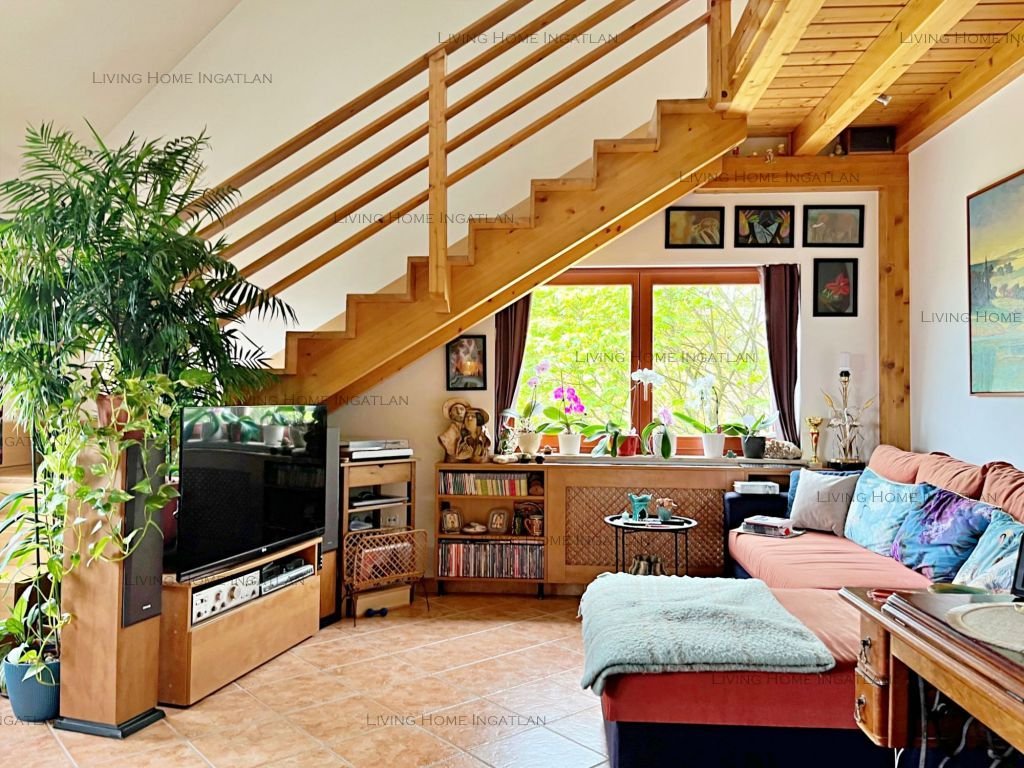 <p>Esztergomban 119 nm-es, belső kétszintes, panorámás lakás eladó.</p><p>Építés éve: 2005.</p><p>Az ingatlan kialakítása rendkívül praktikus és ig...