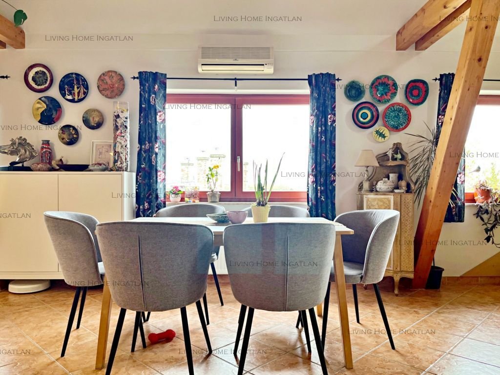 <p>Esztergomban 119 nm-es, belső kétszintes, panorámás lakás eladó.</p><p>Építés éve: 2005.</p><p>Az ingatlan kialakítása rendkívül praktikus és ig...