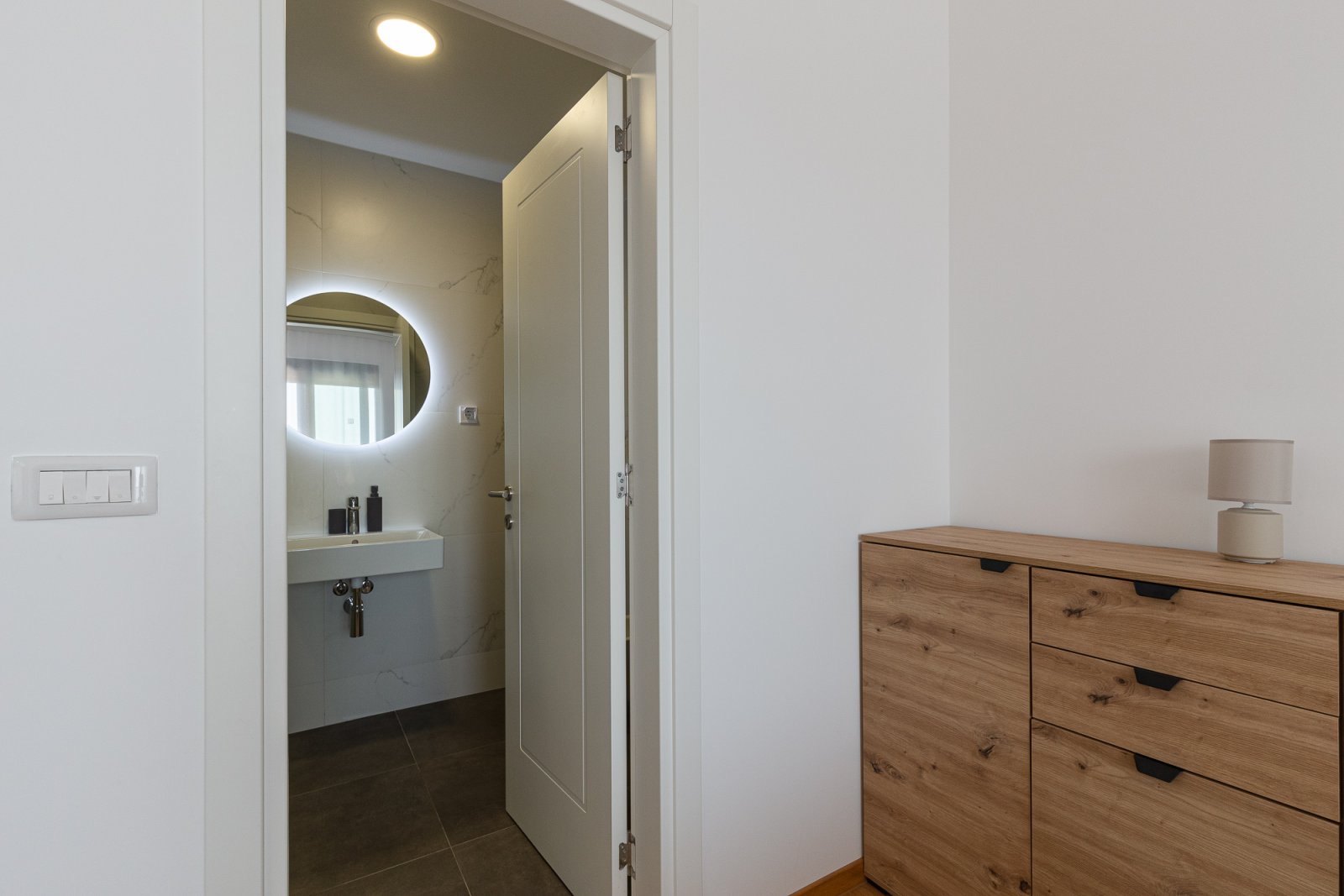 2 Bedroom apartment in Becici<br><br><p>A new two-bedroom apartment of recent construction is for sale, located in the Bečići area, offering a stun...