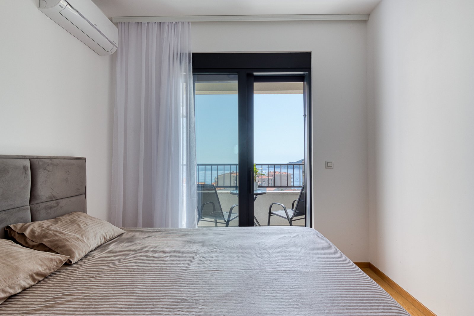 2 Bedroom apartment in Becici<br><br><p>A new two-bedroom apartment of recent construction is for sale, located in the Bečići area, offering a stun...