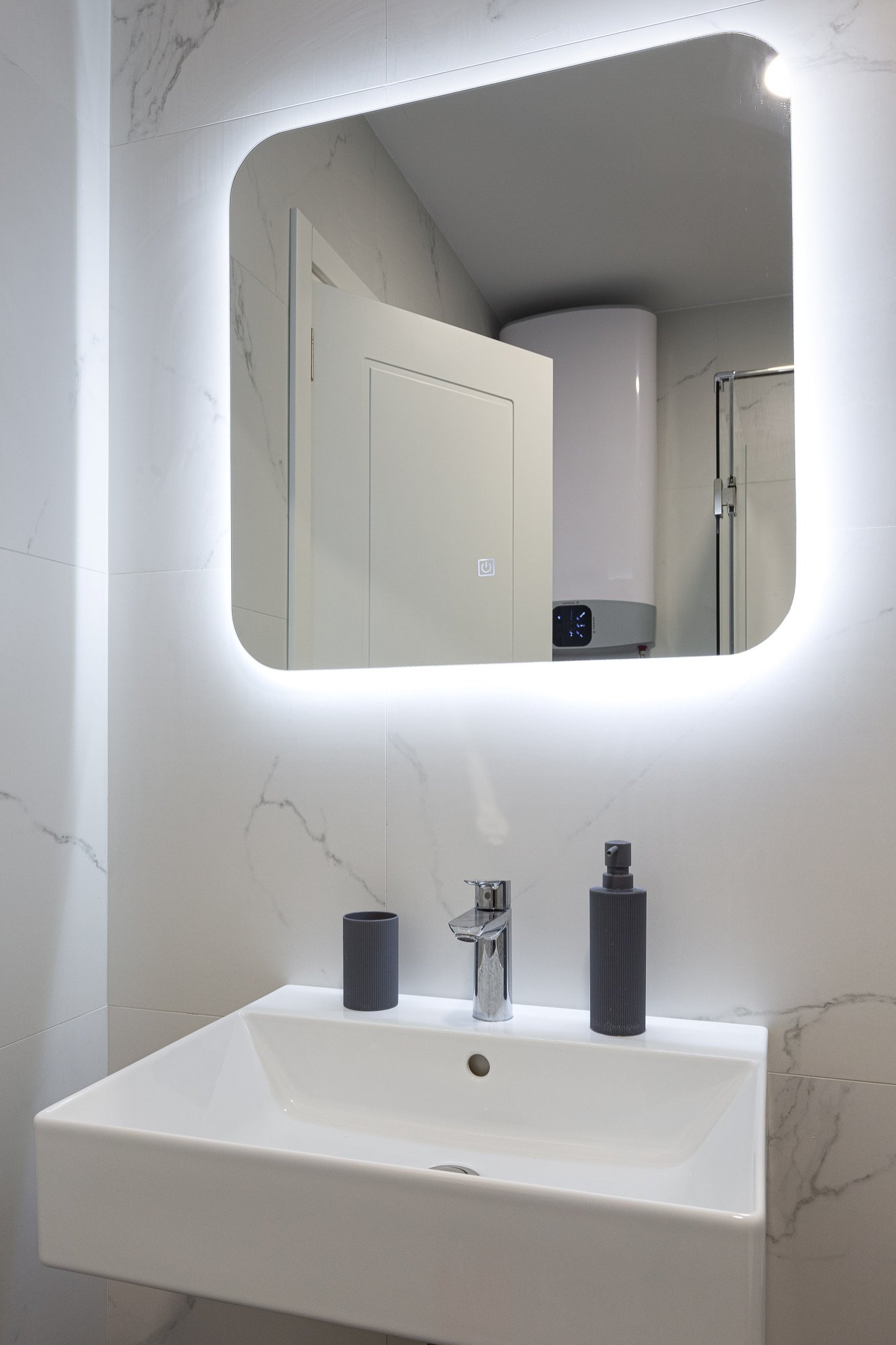 2 Bedroom apartment in Becici<br><br><p>A new two-bedroom apartment of recent construction is for sale, located in the Bečići area, offering a stun...