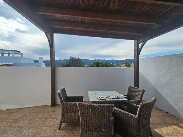 Diese fantastische Villa mit 3 Schlafzimmern und 2 Bädern in Arboleas, inklusive separatem Gästehaus mit 1 Schlafzimmer und Bad sowie einem privaten, 