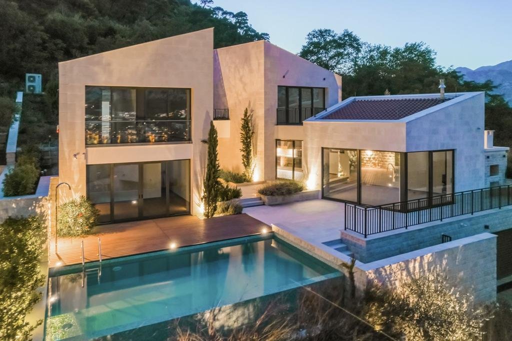 Kotor: LOCATIONThis villa is located in Kotor Municipality, 3,5km away from Kotor Center. The sea and the beach are 50m away from the villa. Tivat airport... 