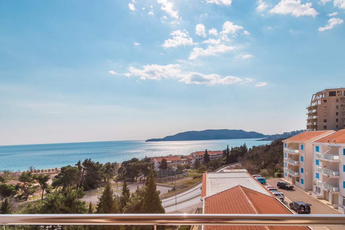 Bečići: This apartment is completely furnished, with 3 bedrooms, 2 bathrooms, heating floor in the living room and in the bathrooms, terrace and AC in ever... 