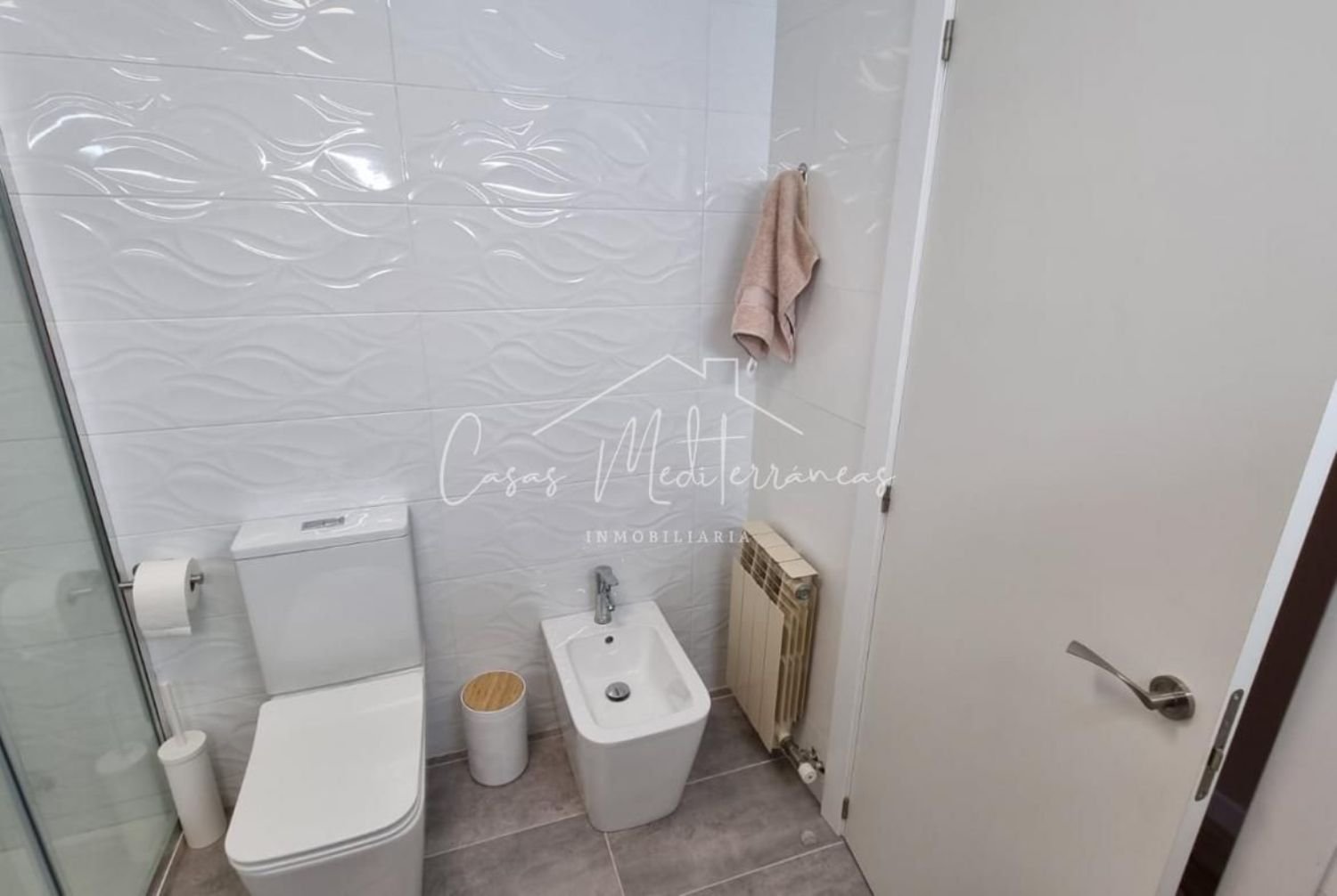 Spectacular semi-detached house for sale of 250m2 built, renovated with high quality finishes. It has 4 bedrooms and 3 full bathrooms, perfect for a l