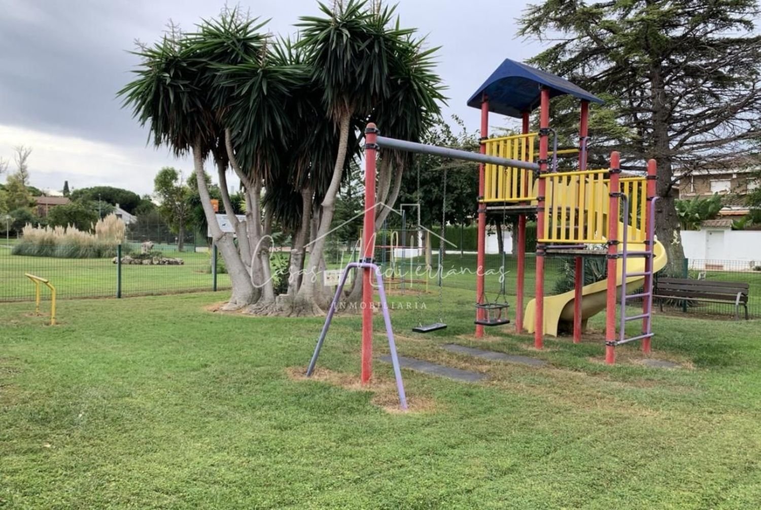 Spectacular semi-detached house for sale of 250m2 built, renovated with high quality finishes. It has 4 bedrooms and 3 full bathrooms, perfect for a l