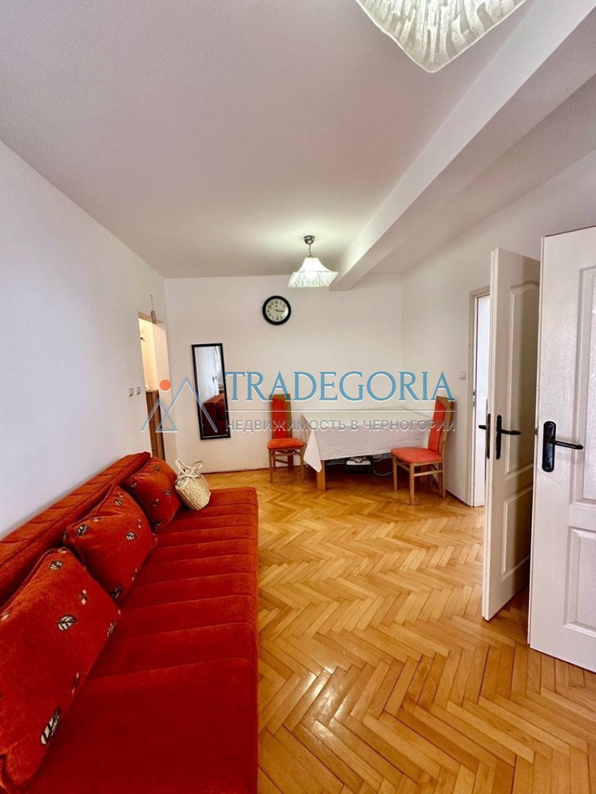 <p>Two bedroom apartment in the residential center of Budva.</p><p> Good location, Top Dom store area. Nearby is a new shopping center, Technomax, ...