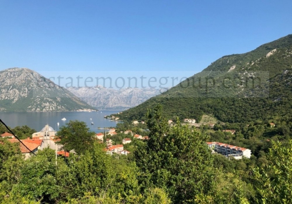 DescriptionBoka Bay of Kotor, Morin district. Three-storey old house made of natural stoneThe distance to the sea is 300m.Sea view Area 130 sq.m. P...
