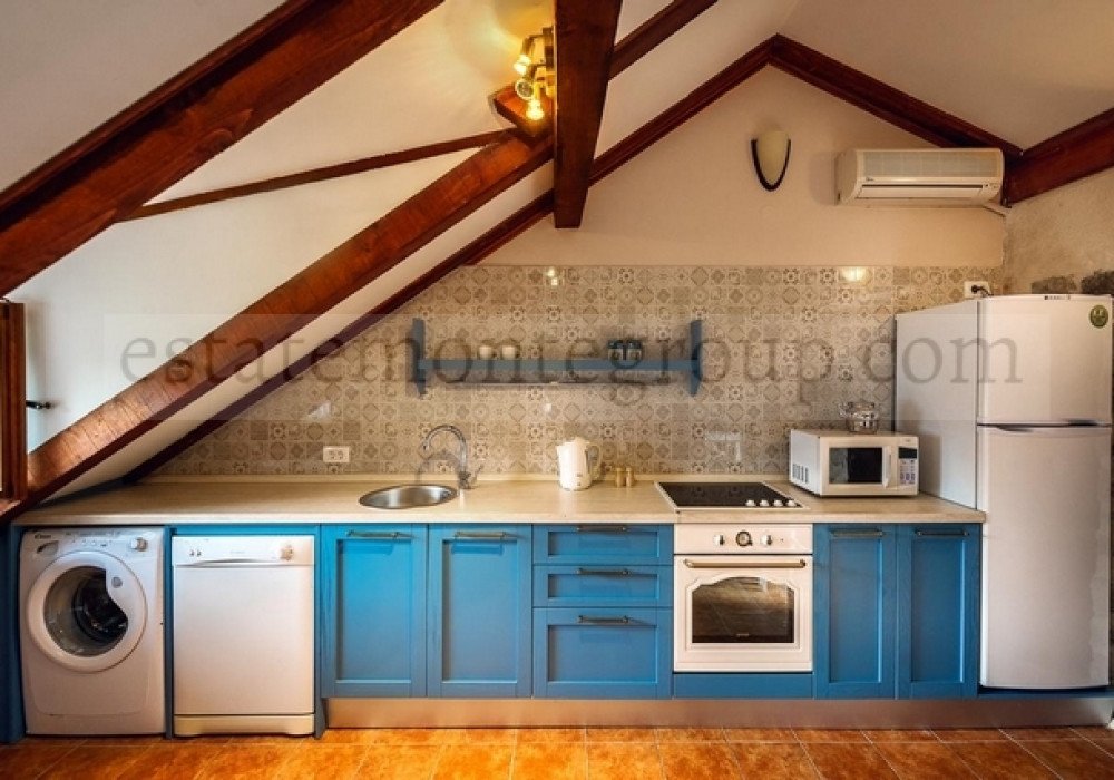 DescriptionBoka Bay of Kotor, Morin district. Three-storey old house made of natural stoneThe distance to the sea is 300m.Sea view Area 130 sq.m. P...