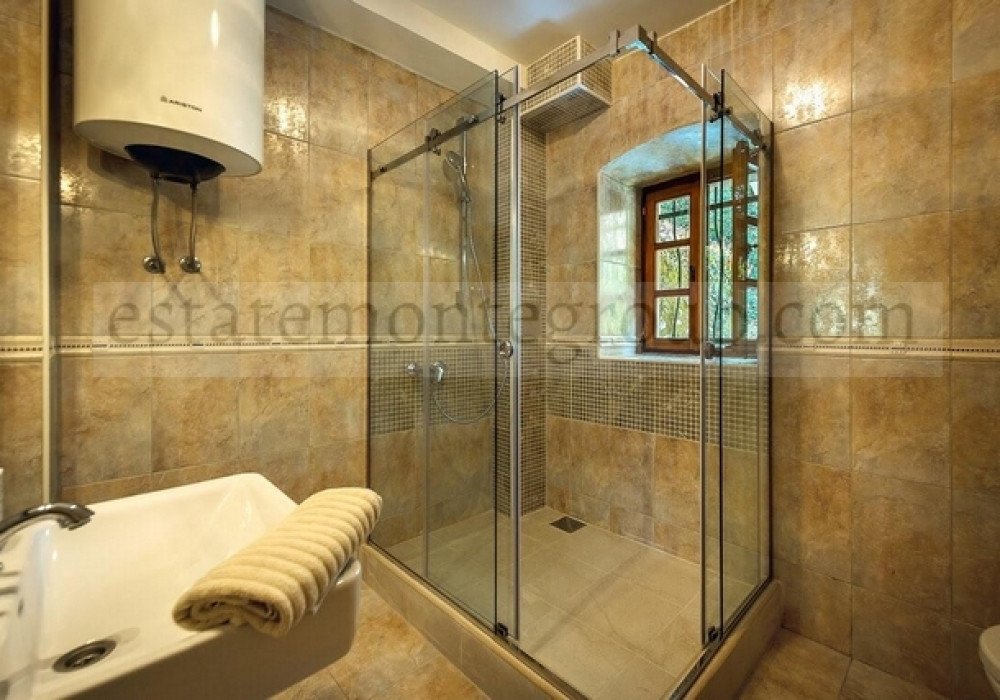 DescriptionBoka Bay of Kotor, Morin district. Three-storey old house made of natural stoneThe distance to the sea is 300m.Sea view Area 130 sq.m. P...