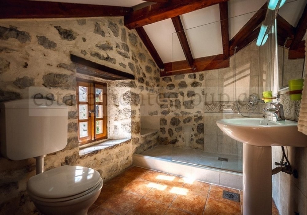 DescriptionBoka Bay of Kotor, Morin district. Three-storey old house made of natural stoneThe distance to the sea is 300m.Sea view Area 130 sq.m. P...