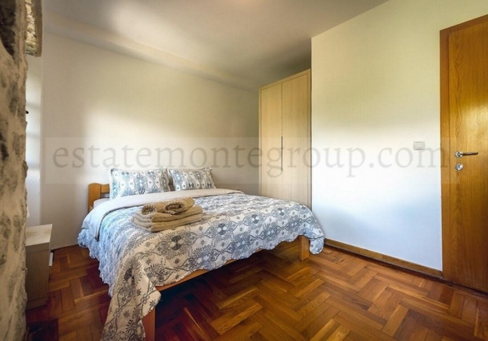 DescriptionBoka Bay of Kotor, Morin district. Three-storey old house made of natural stoneThe distance to the sea is 300m.Sea view Area 130 sq.m. P...