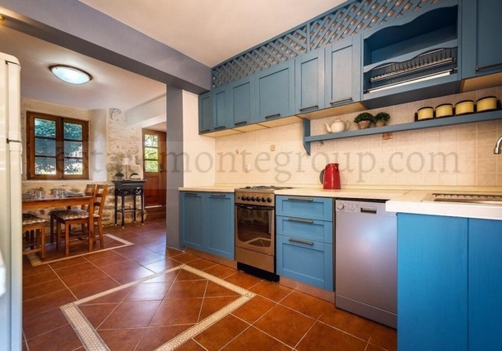 DescriptionBoka Bay of Kotor, Morin district. Three-storey old house made of natural stoneThe distance to the sea is 300m.Sea view Area 130 sq.m. P...