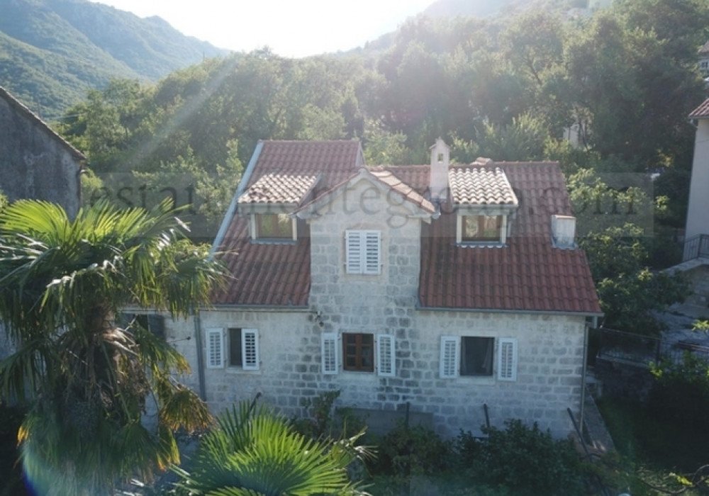 DescriptionBoka Bay of Kotor, Morin district. Three-storey old house made of natural stoneThe distance to the sea is 300m.Sea view Area 130 sq.m. P...