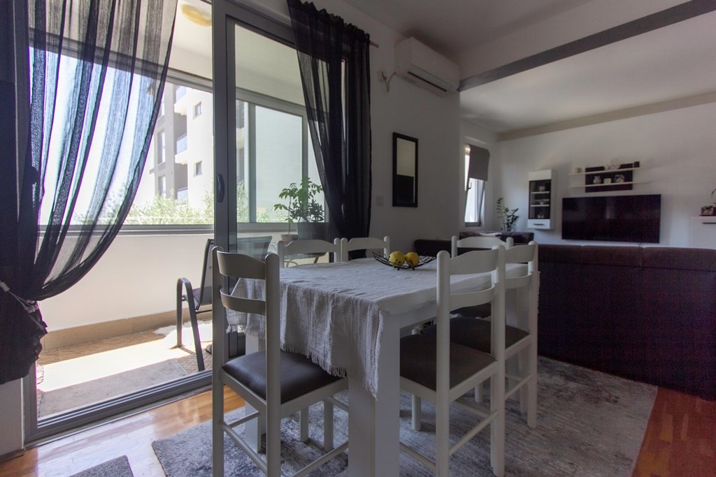 Apartment in Ulcinj with sea view<br><br><p>Apartment for sale in Ulcinj, near the embankment. The apartment has an area of 61 m2 and is located on...
