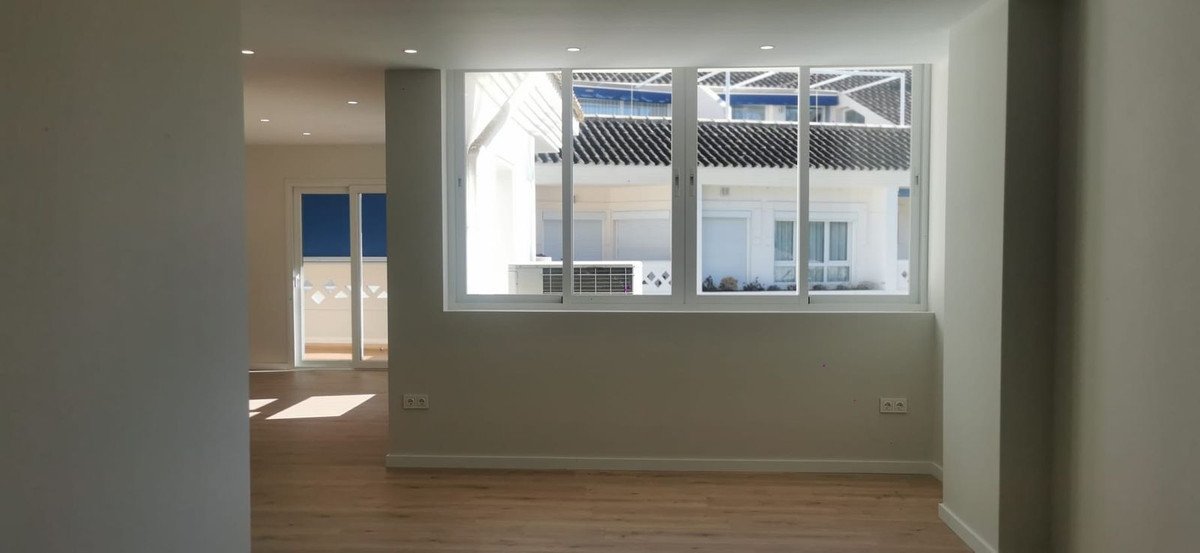 Diese neu renovierte Wohnung ist ein Juwel in bester Lage, nur 5 minuten Puerto Banus entfernt. Mit 4 Schlafzimmern und 3 Bädern ist diese Wohnung per