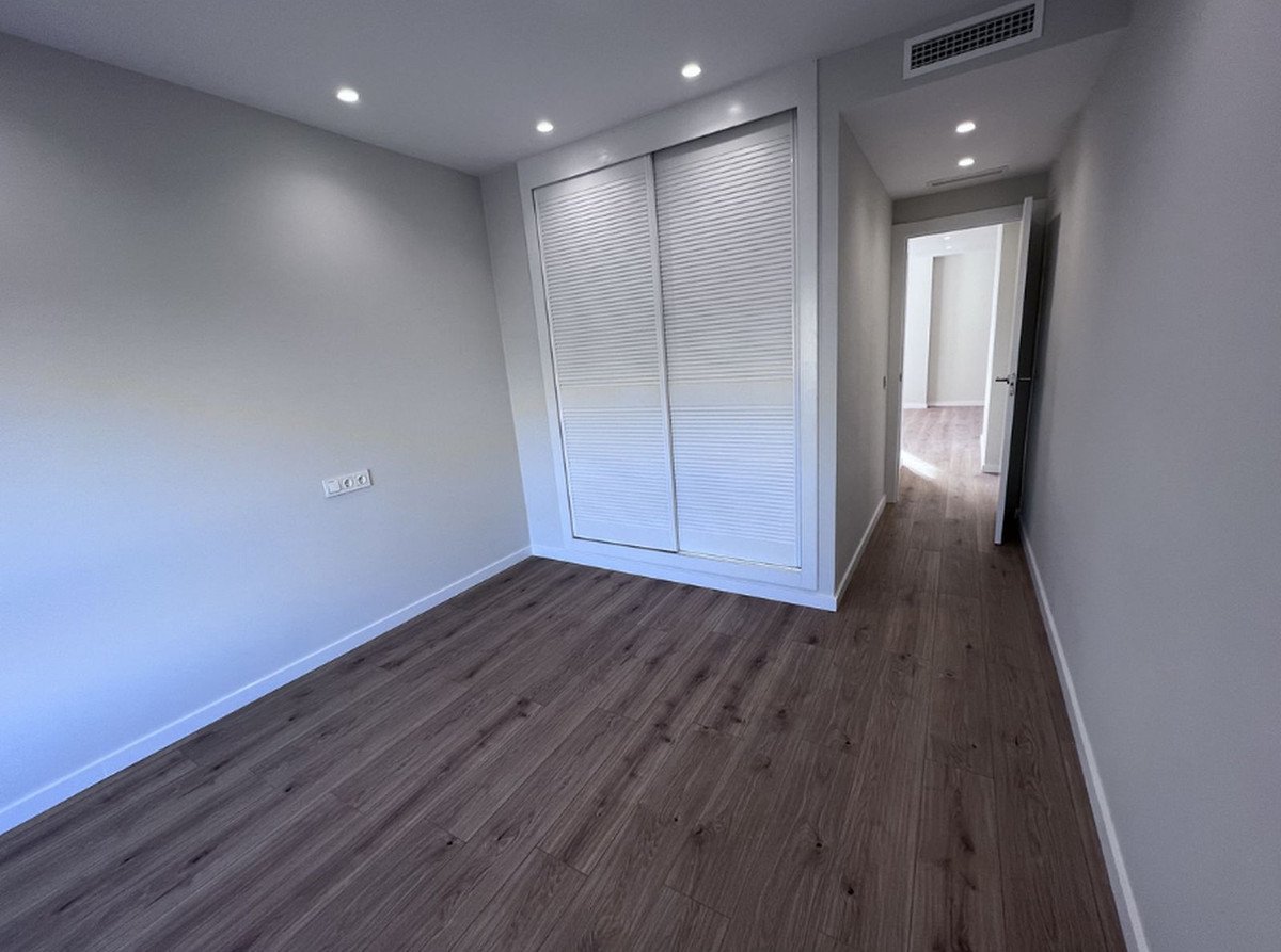 Diese neu renovierte Wohnung ist ein Juwel in bester Lage, nur 5 minuten Puerto Banus entfernt. Mit 4 Schlafzimmern und 3 Bädern ist diese Wohnung per