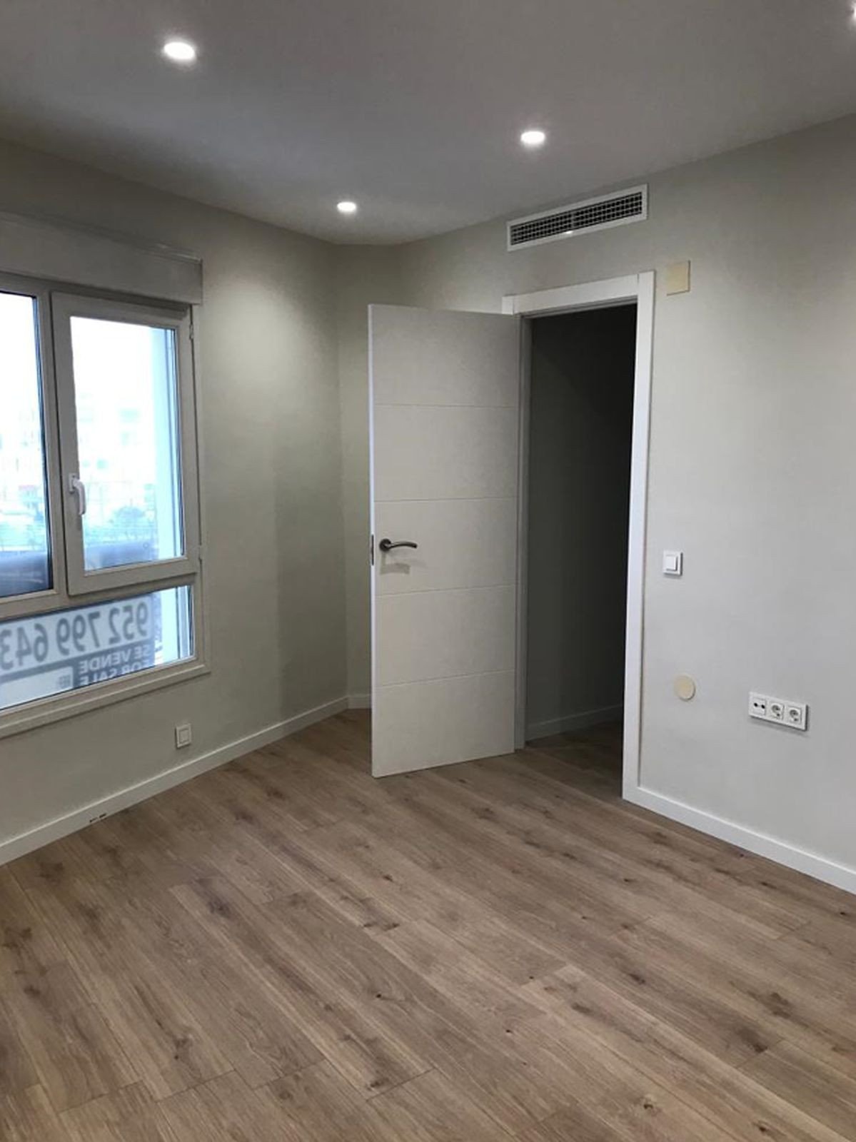 Diese neu renovierte Wohnung ist ein Juwel in bester Lage, nur 5 minuten Puerto Banus entfernt. Mit 4 Schlafzimmern und 3 Bädern ist diese Wohnung per