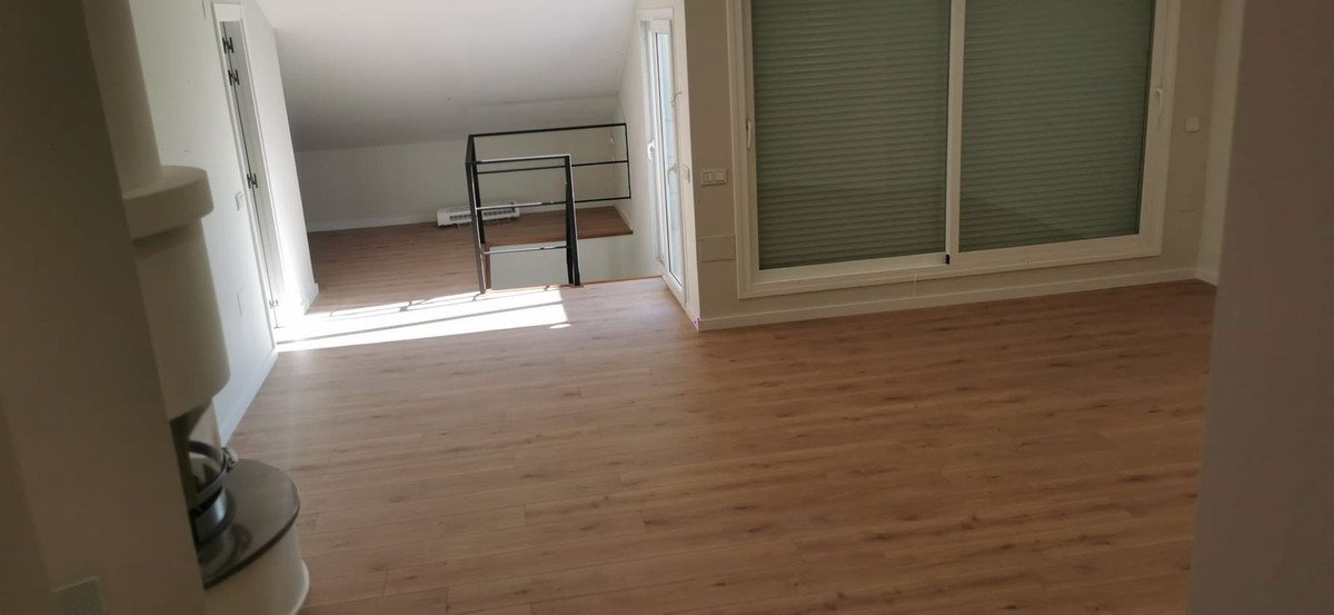 Diese neu renovierte Wohnung ist ein Juwel in bester Lage, nur 5 minuten Puerto Banus entfernt. Mit 4 Schlafzimmern und 3 Bädern ist diese Wohnung per