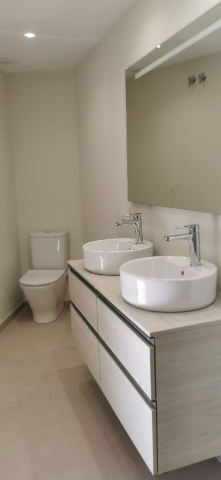 Diese neu renovierte Wohnung ist ein Juwel in bester Lage, nur 5 minuten Puerto Banus entfernt. Mit 4 Schlafzimmern und 3 Bädern ist diese Wohnung per