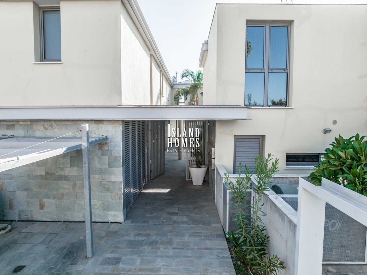 3 Bed, 2 bathroom, town house with TITLE DEEDS and a unique courtyard style design in Deryneia - TCD102<br /><br />This impressive town house is locat