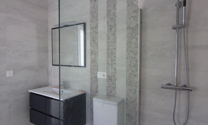 MODERNE VILLA ZWISCHEN MEER UND BERGEN~ ~ Fantastische Neubauvilla auf einem 400 m2 großen Grundstück in Aspe.~ Die Villa hat eine bebaute Fläche von 