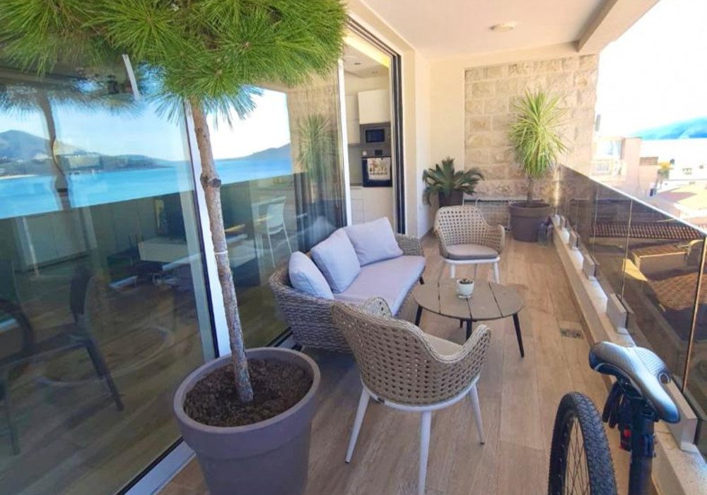 Budva Riviera, Rafailovichi district. Apartment with two bedrooms on the first lineDistance to the sea 10msea viewArea 94 sq.m.Bedrooms - twoBathro...