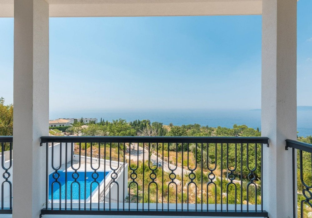 Budva Riviera, Skochi Devoika district. New three-storey villa with poolDistance to the sea 200m.sea viewArea 217 sq.m.Plot area 451 sq.m.Outdoor p...