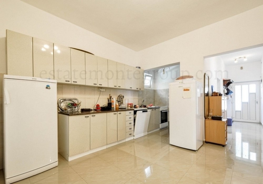DescriptionTivat, the center. Two-level apartment with three bedrooms The distance to the sea is 600m.The area is 116 sq.m.Floor – second and third...