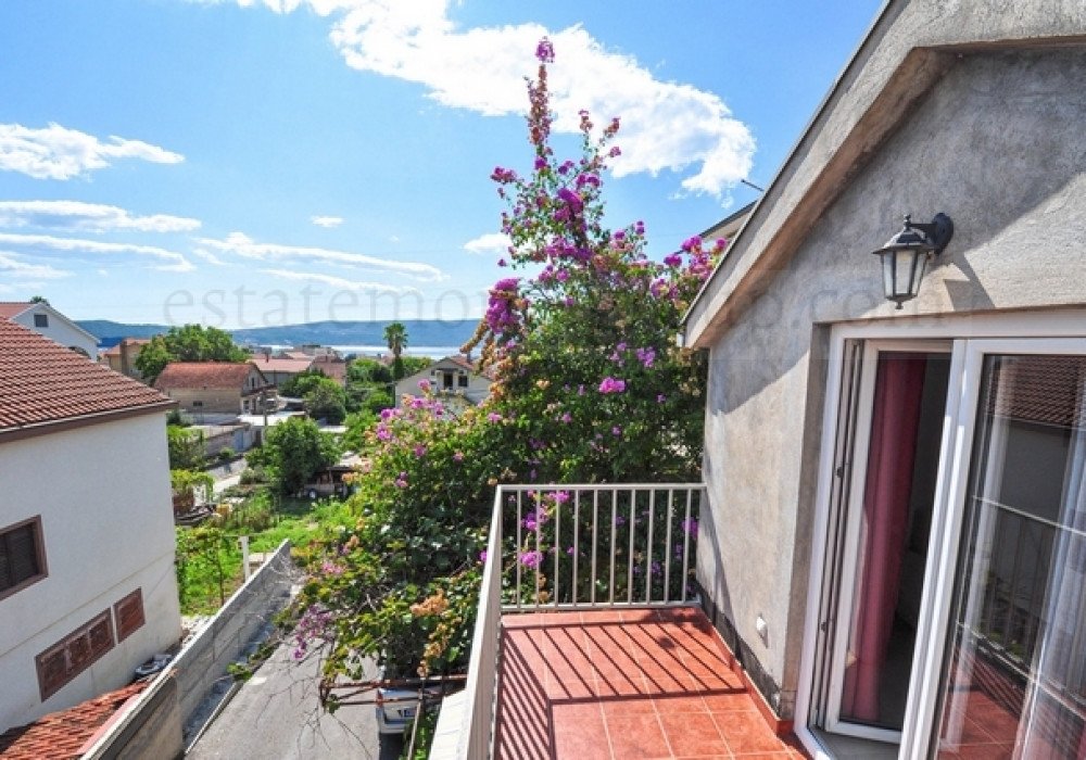 DescriptionTivat, the center. Two-level apartment with three bedrooms The distance to the sea is 600m.The area is 116 sq.m.Floor – second and third...