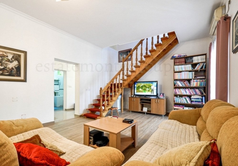 DescriptionTivat, the center. Two-level apartment with three bedrooms The distance to the sea is 600m.The area is 116 sq.m.Floor – second and third...