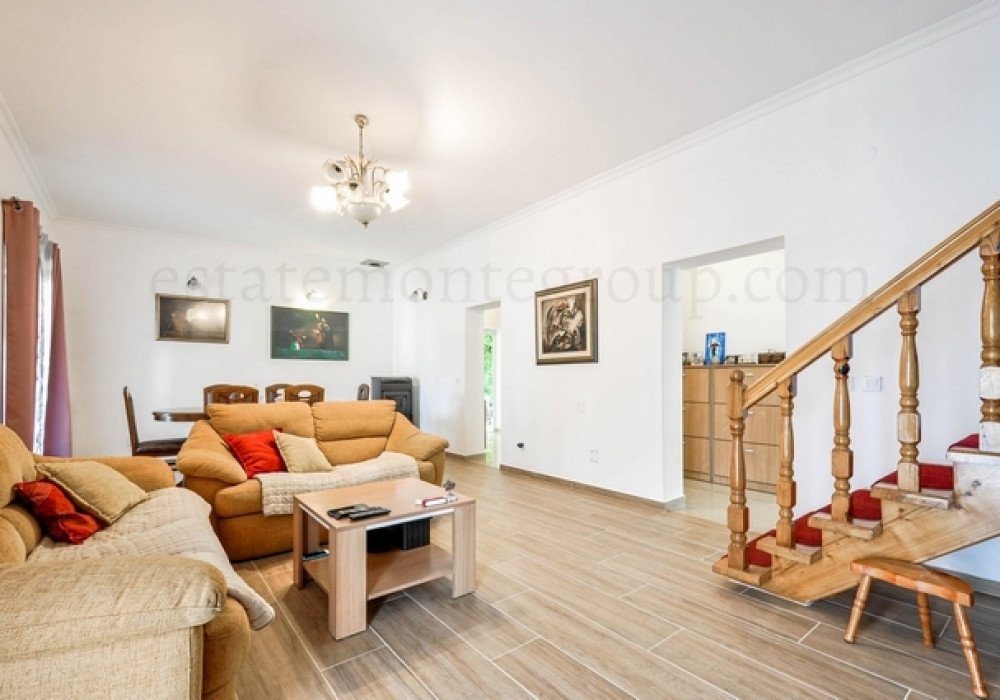 DescriptionTivat, the center. Two-level apartment with three bedrooms The distance to the sea is 600m.The area is 116 sq.m.Floor – second and third...