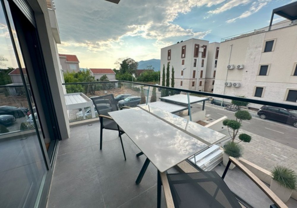 iwat, Donja Lastva district. Two-bedroom apartment in a luxury apartment buildingThe distance to the sea is 100m.Third floorThe house is equipped w...