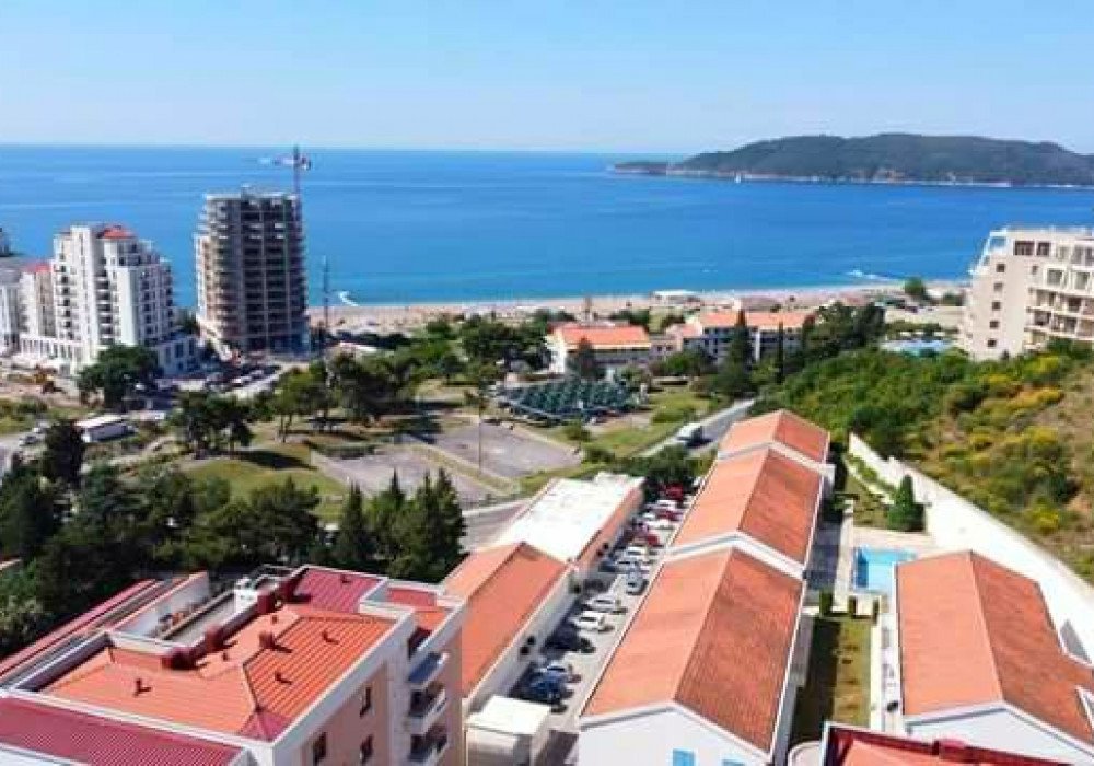 becici: Budva Riviera, Becici district. One-bedroom apartmentNew monolithic concrete residential complex with stunning sea and mountain viewsThe distance t... 