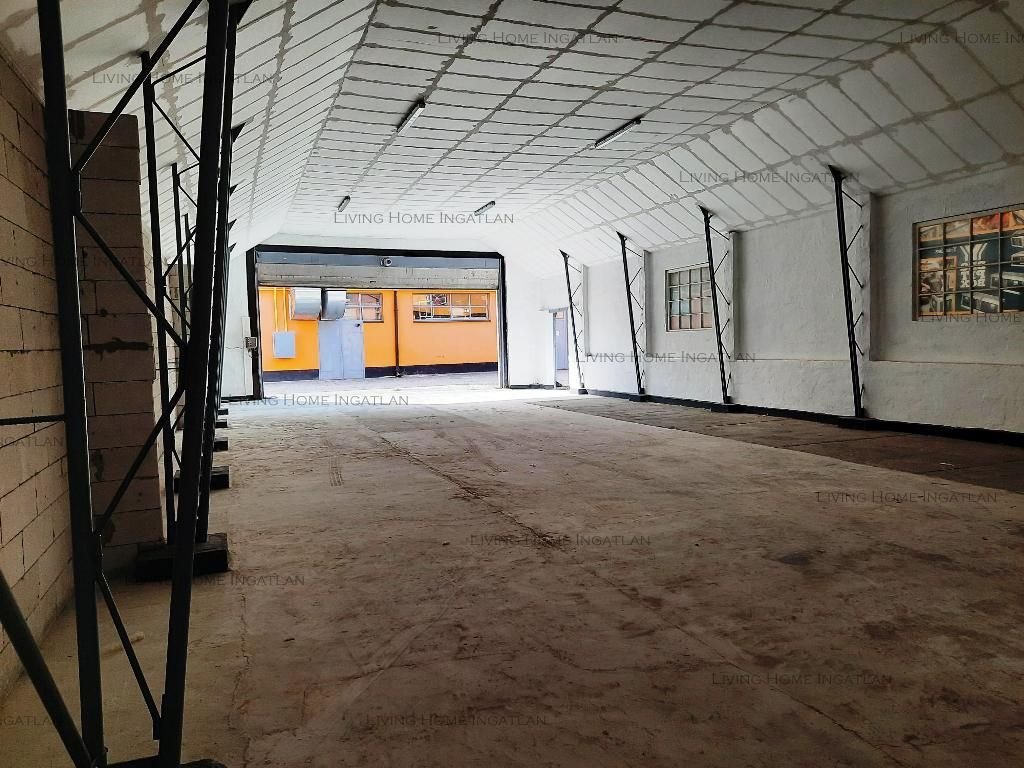 <p>Solymár iparterületén 200 m2-es műhely kiadó. Az udvaron őrzött udvari terület is raktározásra bérbe vehető.</p><p>- 3 fázisú, 25 A ipari áram m...