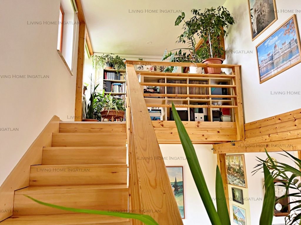 <p>Esztergomban 119 nm-es, belső kétszintes, panorámás lakás eladó.</p><p>Építés éve: 2005.</p><p>Az ingatlan kialakítása rendkívül praktikus és ig...