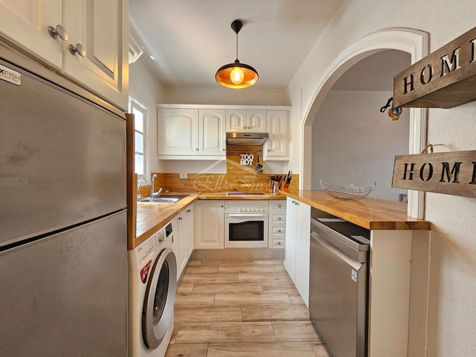 Diese charmante Wohnung steht zum Verkauf in Torviscas Alto, einer der gefragtesten Wohngegenden im Süden Teneriffas, bekannt für ihre Ruhe, gute Verk